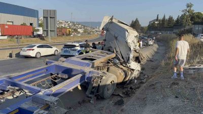 Kocaeli’nin Dilovası ilçesinde otomobilin, tırdan düşen konteynerin altında kalması sonucu