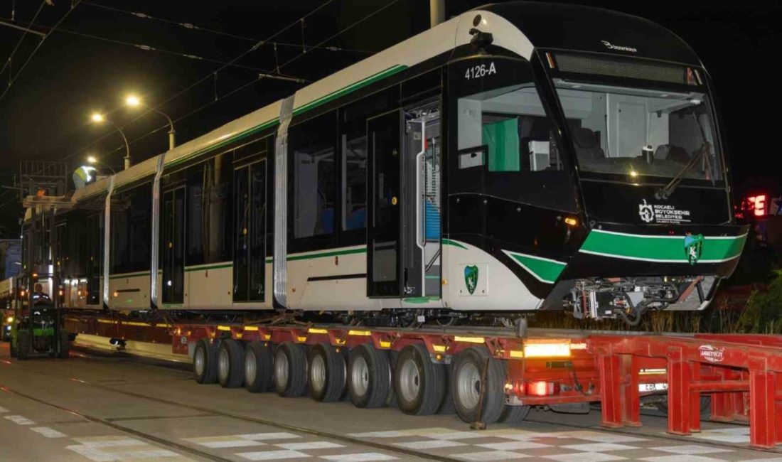 Kocaeli’de 8. tramvay da raylarla buluştu Kocaeli Büyükşehir Belediyesi’nin satın aldığı 10 tramvay aracından 8’incisi raylarla