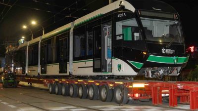 Kocaeli Büyükşehir Belediyesi’nin satın aldığı 10 tramvay aracından 8’incisi raylarla