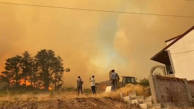 Kocaeli’de çıkan orman yangını büyürken, bölgedeki bazı evler güvenlik amacıyla