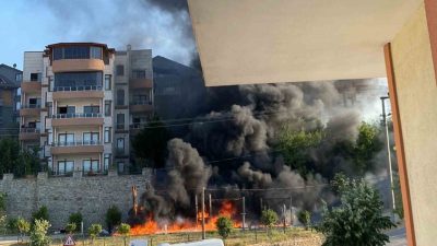 Kocaeli’nin Karamürsel ilçesinde çocuk parkında yangın çıktı. İtfaiye ekiplerinin müdahalesiyle