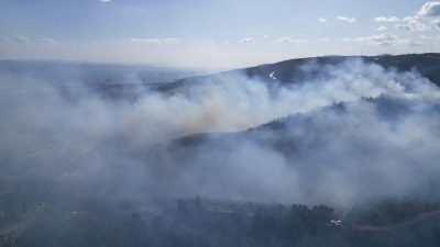 Kocaeli’nin Derince ilçesinde ilçesinde devam eden orman yangını havadan görüntülendi.