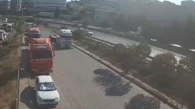 D-100 karayolunun Kocaeli geçişinde iki otomobil ve tırın çarpıştığı kazada