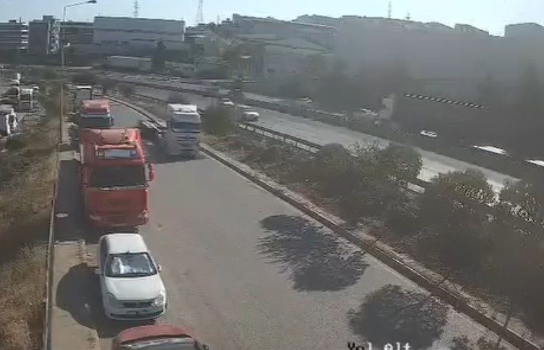 Kocaeli’de feci kaza: Ölü ve yaralılar var D-100 karayolunun Kocaeli geçişinde iki otomobil ve tırın çarpıştığı kazada