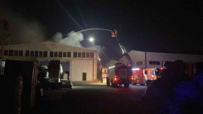 Kocaeli’nin İzmit ilçesinde bir kimya firmasında çıkan yangın, itfaiye ekiplerinin