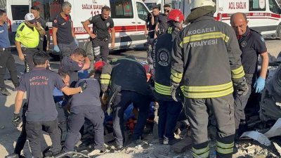 D-100 karayolu Kocaeli geçişinde iki otomobil ve tırın çarpıştığı feci