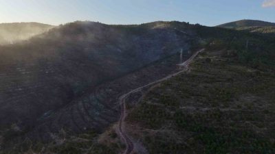 Kocaeli’nin Derince ilçesinde çıkan orman yangını, havadan ve karadan uzun