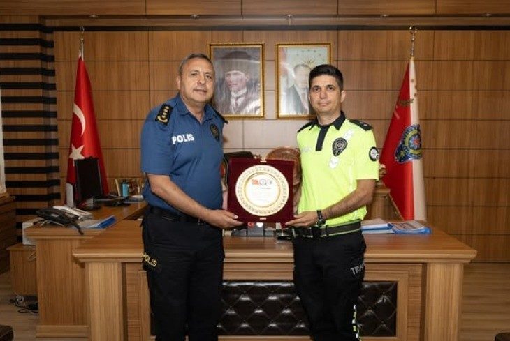 Komiser Fatih Sanay’a teşekkür plaketi Bilecik İl Emniyet Müdürü Hakan Yılmaz, Emniyet Müdürlüğü bünyesinde görev