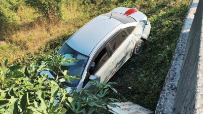 DÜZCE(İHA) – Düzce Merkez Bahçeşehir bağlantı yolunda kontrolden çıkan otomobil,