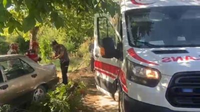 Sakarya’nın Akyazı ilçesinde kontrolden çıkan Tofaş otomobil ağaca çarptı. Otomobilin