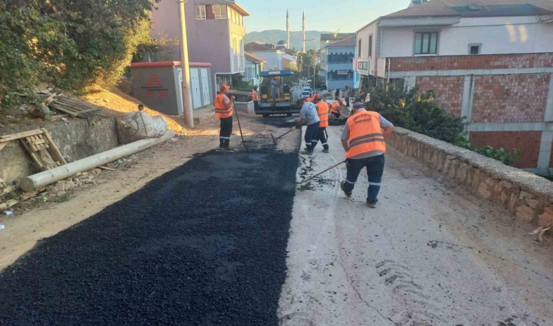 Körfez’de 2 mahalleye 210 ton sıcak asfalt Körfez Belediyesi Fen İşleri Müdürlüğü ekipleri, Kuzey ve Esentepe Mahallesi’nde