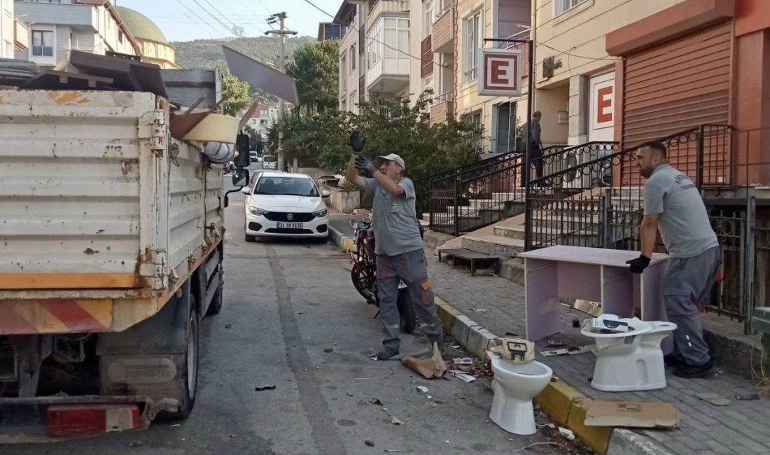 Körfez’de hacimli atıklar düzenli toplanıyor Körfez’de cadde ve sokak temizliği dışında çöp kenarlarına bırakılan katı