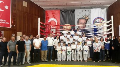 Körfez’de 23 minik karateci yapılan sınavla kuşak atlamaya hak kazandı.