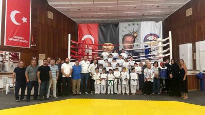 Yaz dönemi kursları devam eden Körfez Belediyesi Spor Okulları’nda çocuklar,