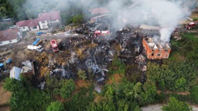 Bolu’nun Mudurnu ilçesinde gece saatlerinde çıkan yangında 2 ev ve