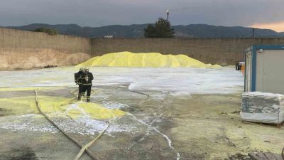 Kocaeli’nin Körfez ilçesinde kükürt deposunda çıkan yangın korkuttu. Dumandan bazı