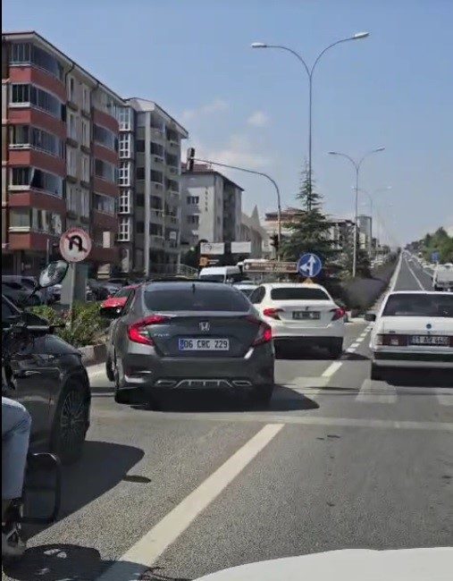 Kural tanımayan sürücülere ceza yazıldı Bilecik’te bir kavşakta kural ihlali yapan sürücülere ceza yağdı. Bilecik