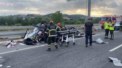 Kuzey Marmara Otoyolu’nun Kocaeli geçişinde otomobilin yön tabelasına çarpması sonucu