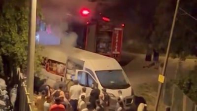 Düzce’de mangal kömürü yüklü minibüste çıkan yangın itfaiye ekiplerinin yaklaşık