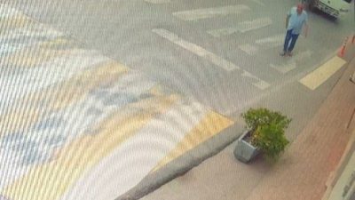 Kocaeli’nin İzmit ilçesinde seyir halindeki servis minibüsünün çarparak altına aldığı