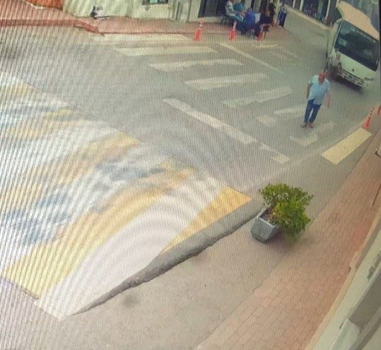 Minibüsün altında kalan yaşlı adam ağır yaralandı Kocaeli’nin İzmit ilçesinde seyir halindeki servis minibüsünün çarparak altına aldığı