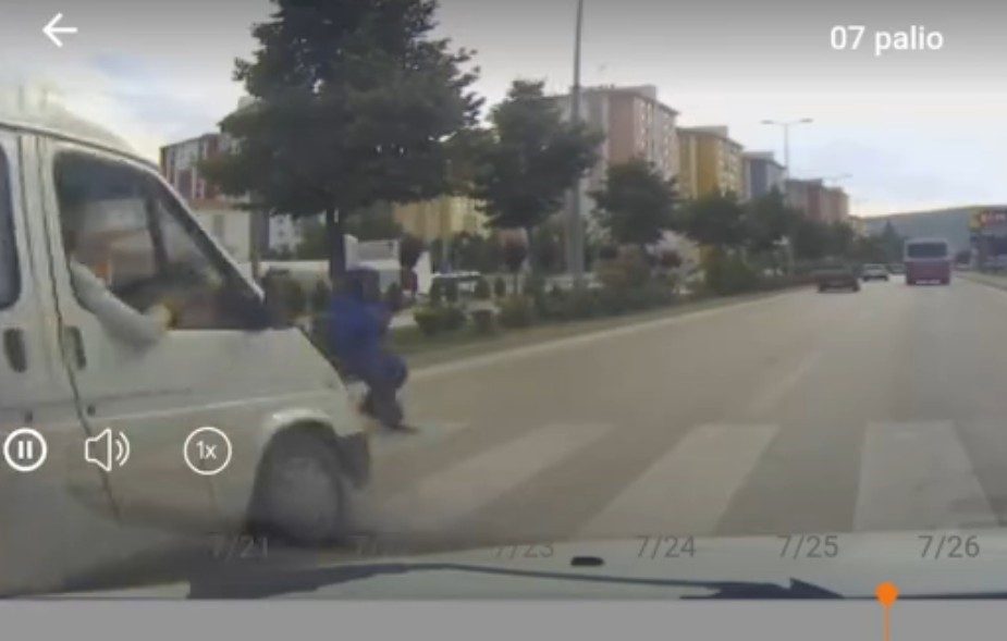 Minibüsün çarptığı yaya yaralandı: O anlar kamerada Kastamonu’da yaya geçidinden karşıya geçmek isteyen kadın minibüsün çarpması neticesinde