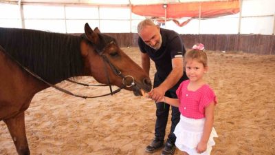 Kocaeli’de çocuklara at sevgisini kazandırmak amacıyla başlatılan ücretsiz binicilik eğitimlerinde