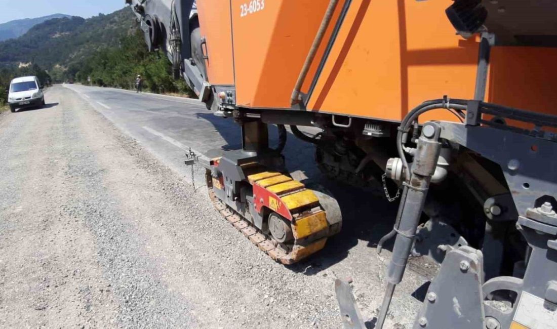 Mudurnu-Akyazı kara yolunda sıcak havaya rağmen asfalt mesaisi Bolu’da Karayolları ekipleri, Mudurnu-Akyazı kara yolunun bozuk bölümlerinde başlattığı asfalt