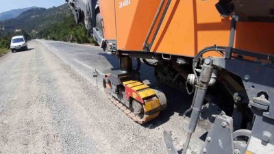 Bolu’da Karayolları ekipleri, Mudurnu-Akyazı kara yolunun bozuk bölümlerinde başlattığı asfalt