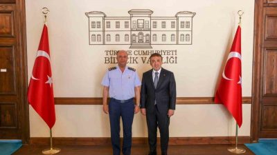 Muharip Hava Kuvveti Komutanı Hava Orgeneral İsmail Güneykaya, bir takım