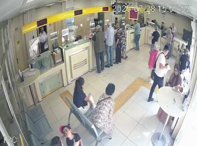 Kocaeli’nin Körfez ilçesindeki bir PTT şubesinde, annesiyle işlem yapmaya gelen