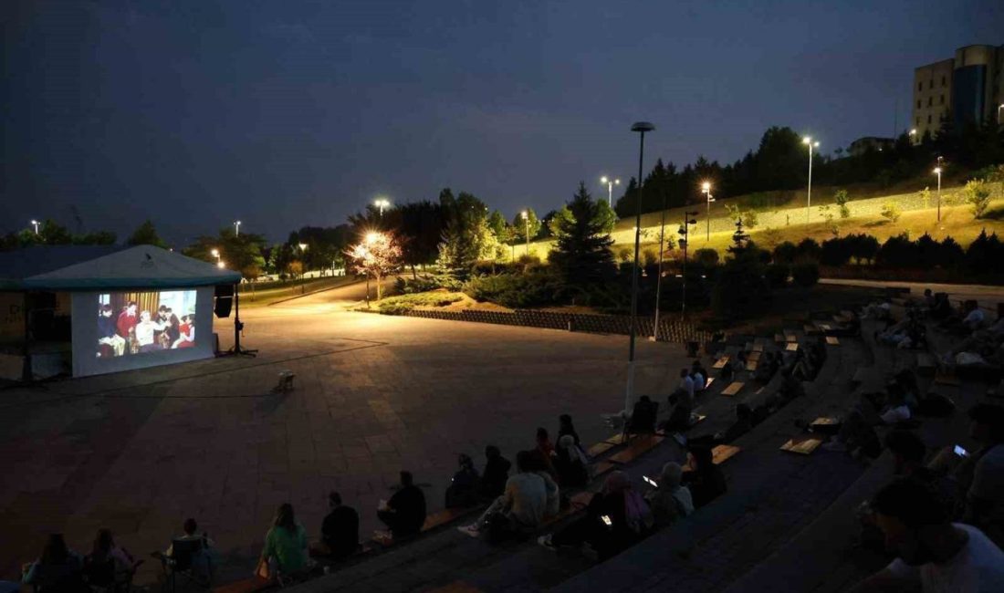 Nostalji ve kahkaha bir arada Düzce Üniversitesi, yaz akşamlarını açık hava sinema etkinlikleriyle renklendirmeyi sürdürüyor.