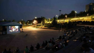 Düzce Üniversitesi, yaz akşamlarını açık hava sinema etkinlikleriyle renklendirmeyi sürdürüyor.