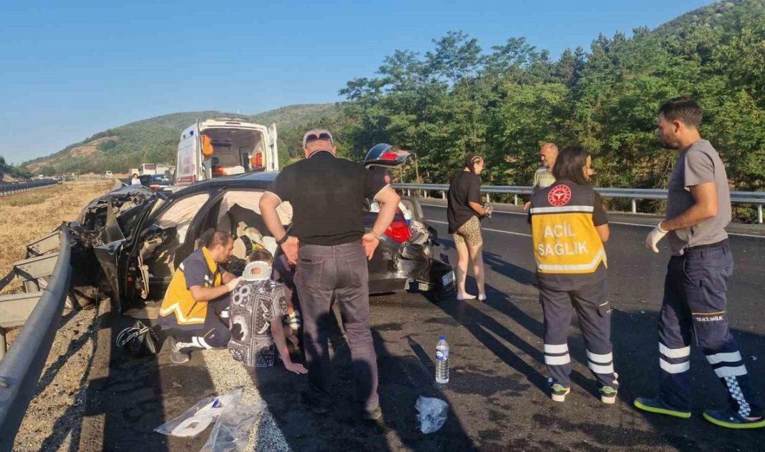 Önce kamyona sonra bariyere çarptı 5 yaralı DÜZCE(İHA) – Anadolu Otoyolu Düzce kesiminde sabah erken saatlerde otomobil