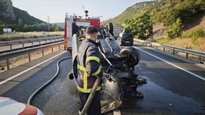Bilecik’te seyir halinde kontrolden çıkan hafifi ticari araç beton bariyere