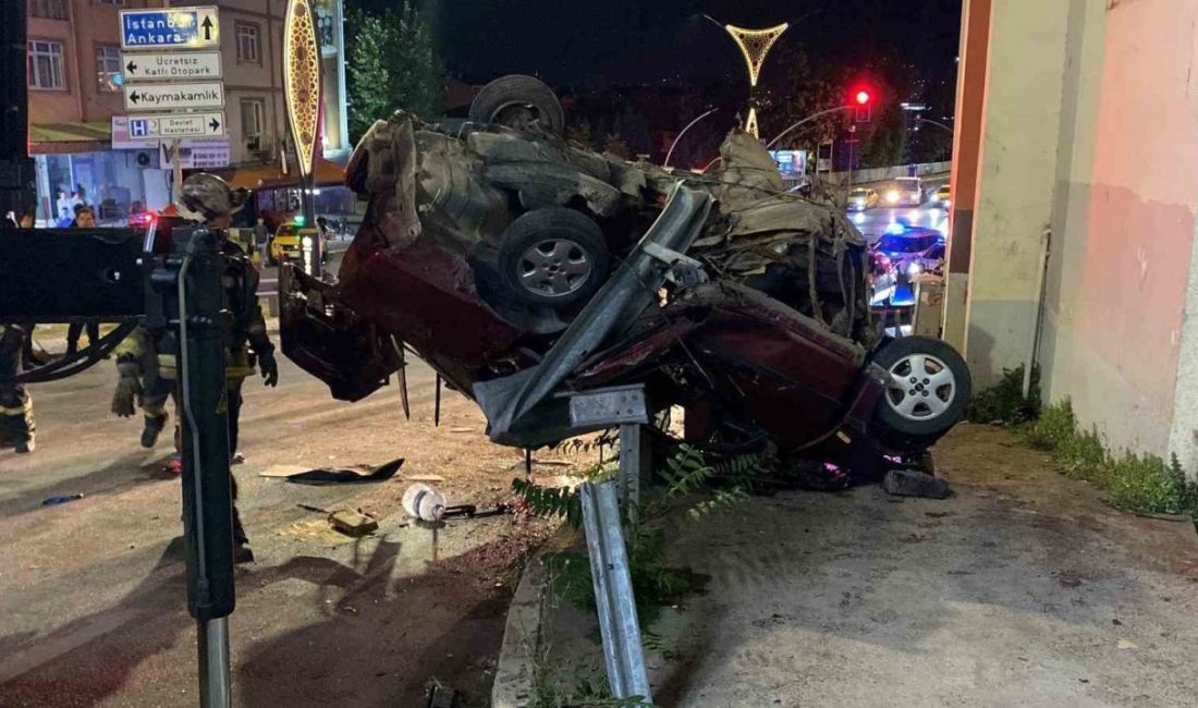 Otomobil, çarptığı bariyerde asılı kaldı: 2 ölü Kocaeli’nin İzmit ilçesinde rampa aşağı inen otomobilin, çarptığı bariyeri yaklaşık