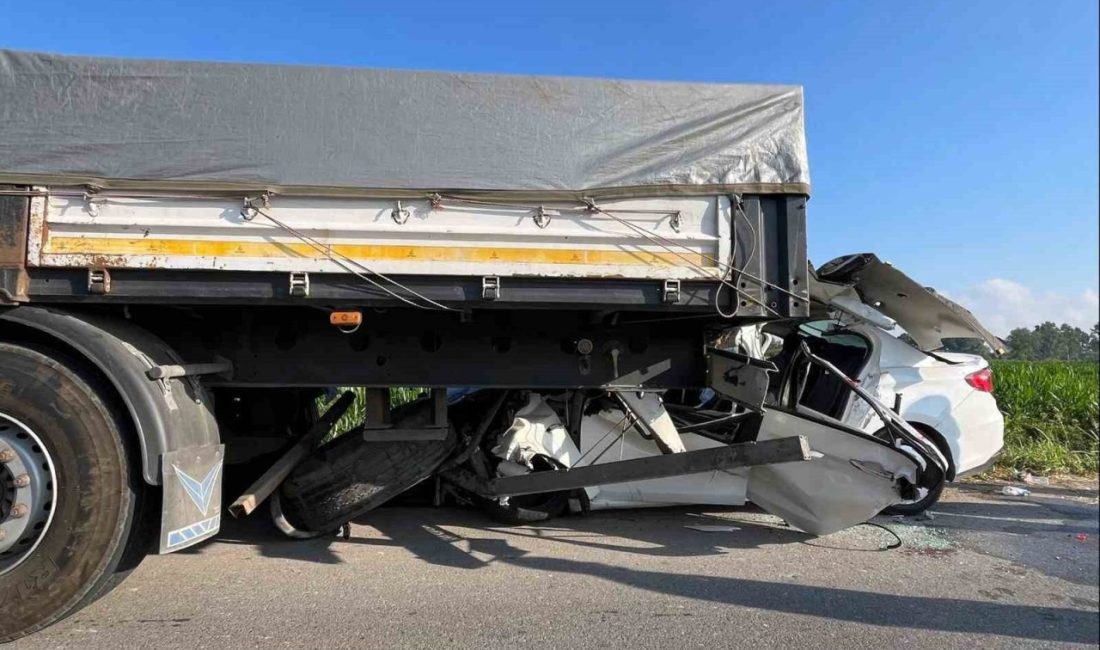 Otomobil, emniyet şeridindeki tıra ok gibi saplandı: 1 ölü, 1 yaralı Sakarya’nın Karasu ilçesi D-650 kara yolunda otomobil, tıra adeta ok