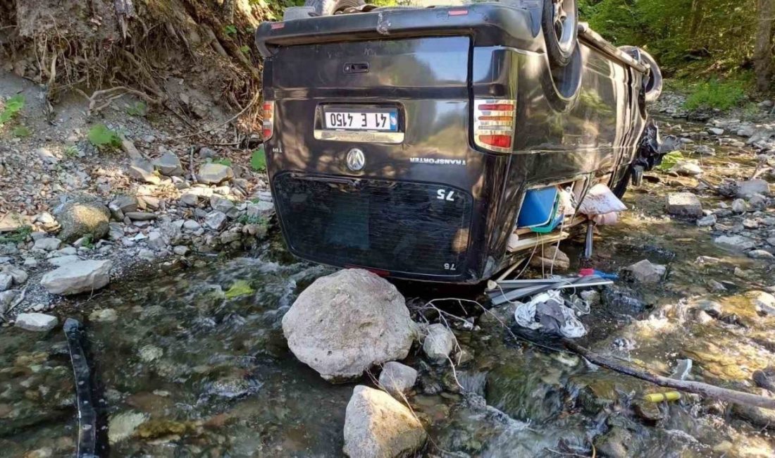 Panelvan araç dereye uçtu: Tatil için Bolu’ya gelen çift ölümden döndü Bolu-Abant karayolunda kontrolden çıkan panelvan aracın dereye uçtu. Tatil için