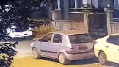 Sakarya’nın Hendek ilçesinde, park halindeki araca çarpan sürücü olay yerinden