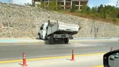Sakarya’nın Serdivan ilçesinde park halindeki palet yüklü bir kamyonet, metrelerce