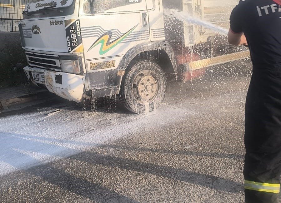 Park halindeyken yanmaya başlayan kamyonet kısa sürede söndürüldü Bilecik’te park halinde iken bir anda yanmaya başlayan kamyonet kısa