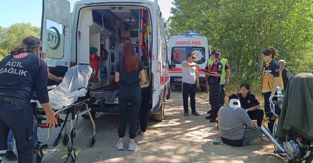 Pazaryeri’nde motosiklet kazası: 1 yaralı Bilecik’in Pazaryeri İlçesi’nde motosikletin yoldaki çukura girmesi sonucunda meydana gelen