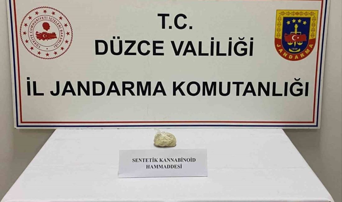 DÜZCE(İHA) –Anadolu Otoyolu Düzce kesiminde Jandarma ekipleri tarafından uyuşturucu madde