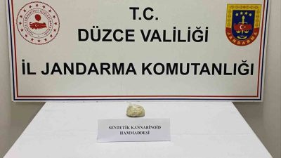 DÜZCE(İHA) –Anadolu Otoyolu Düzce kesiminde Jandarma ekipleri tarafından uyuşturucu madde