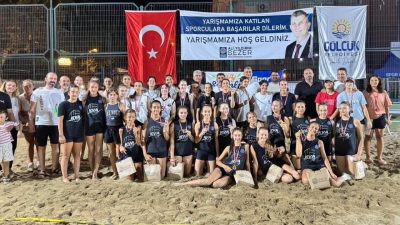 Gölcük’te düzenlenen plaj voleybolu turnuvası, küçükler kategorisinde heyecanlı geçen final