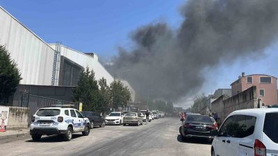 Kocaeli’nin Çayırova ilçesinde plastik varil üretimi yapılan bir fabrikada çıkan