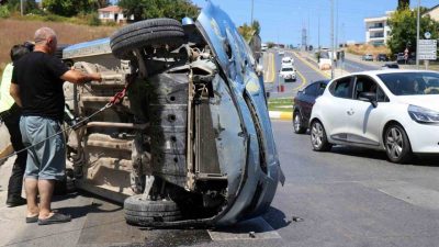Sakarya’nın Serdivan ilçesinde rampadan inerken kontrolden çıkan otomobil, beton bariyere