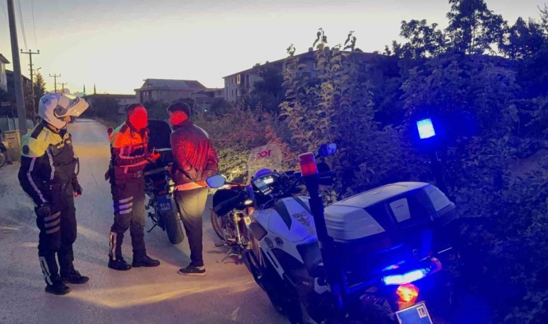 Polisten kaçan sürücüye: “Kaçarsan sonuçlarına katlanırsın” Düzce’de polisin dur ihtarına uymayan, motosikletli sürücü kovalamaca sonrası yakalandı.