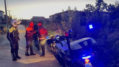 Düzce’de polisin dur ihtarına uymayan, motosikletli sürücü kovalamaca sonrası yakalandı.