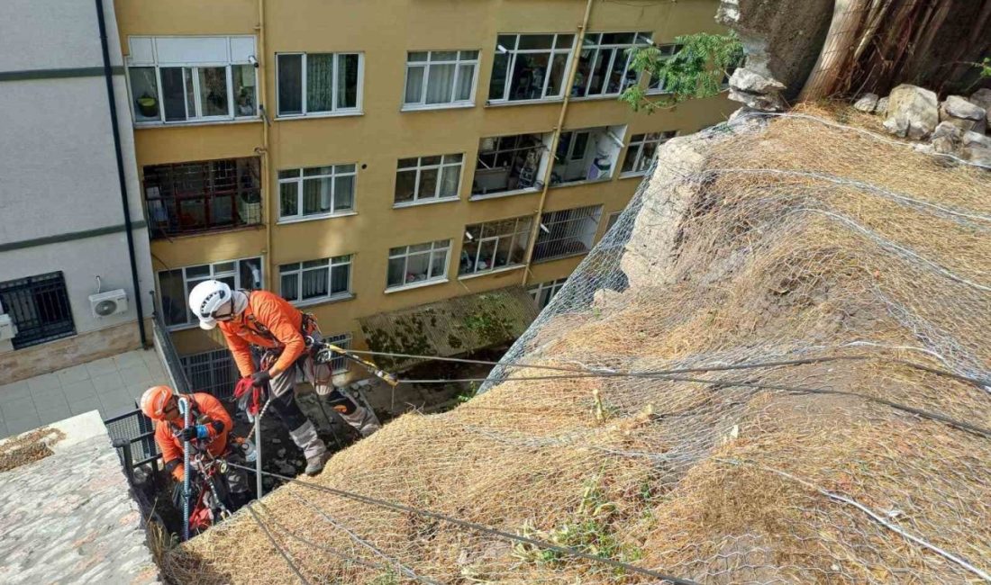 Riskli bölgeye güvenlik kalkanı Kocaeli Büyükşehir Belediyesi, İzmit Akçakoca Mahallesi’nde can ve mal güvenliğini